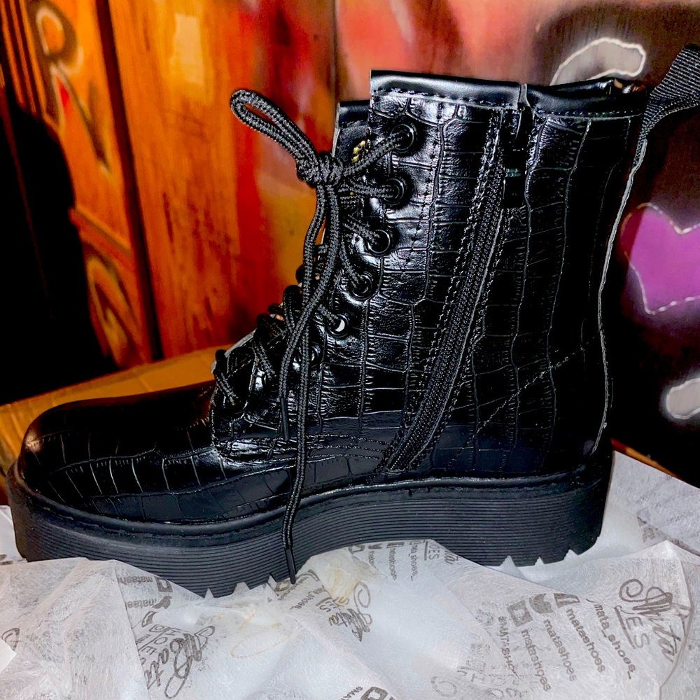 Women’s hightop boot.
